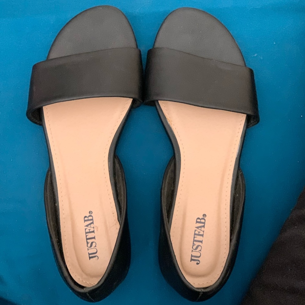 Open toed flats/sandals, size 6. Still good condition and not worn.